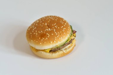 Beyaz arka planda hamburger. İzole et