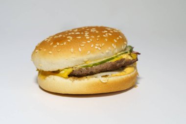 Beyaz arka planda hamburger. İzole et