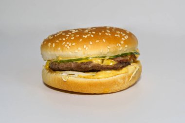 Beyaz arka planda hamburger. İzole et