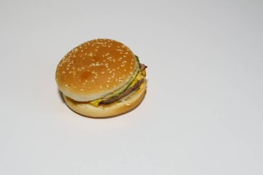 Beyaz arka planda hamburger. İzole et
