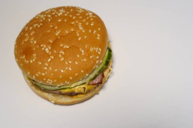 Beyaz arka planda hamburger. İzole et