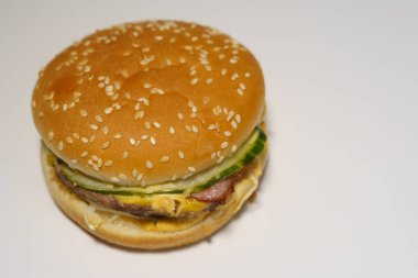 Beyaz arka planda hamburger. İzole et