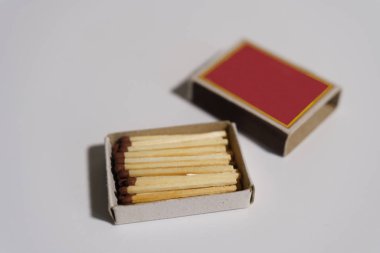 Beyaz arka plandaki bir kutuda eşleşiyor. İzole et