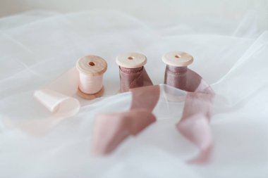 Dekoratif kurdeleler ahşap makaralara sarılmış.