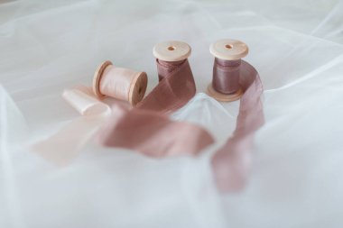 Dekoratif kurdeleler ahşap makaralara sarılmış.