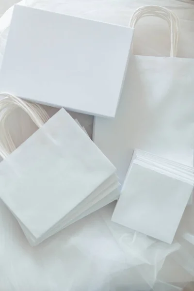 Białe torby i pudełka na prezenty. — Zdjęcie stockowe
