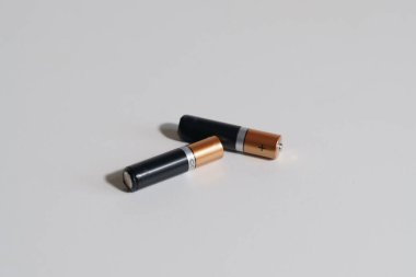 Bataryalar - beyaz arka planda bataryalar. İzole et