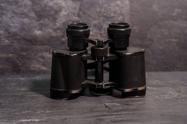 Karanlık bir arka planda eski püskü dürbünler. Yakın plan. İzole et