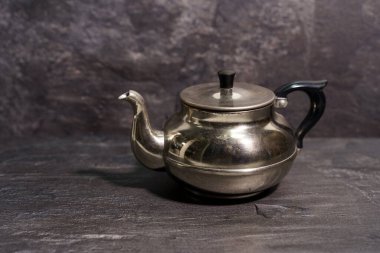 Karanlık arka planda metal çaydanlık. Yakın plan..
