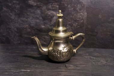 Karanlık arka planda bakır çaydanlık. Yakın plan..