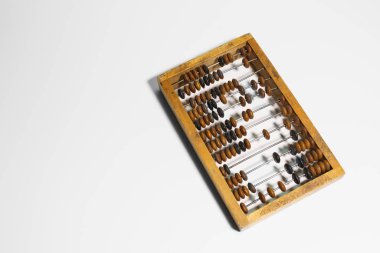 Beyaz arka planda ahşap abaküs. Yakın plan.