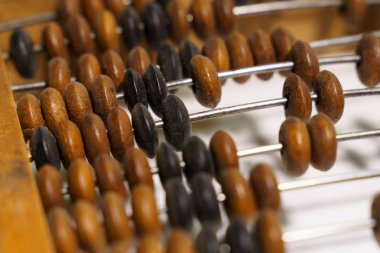 Beyaz arka planda ahşap abaküs. Yakın plan.