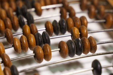 Beyaz arka planda ahşap abaküs. Yakın plan.