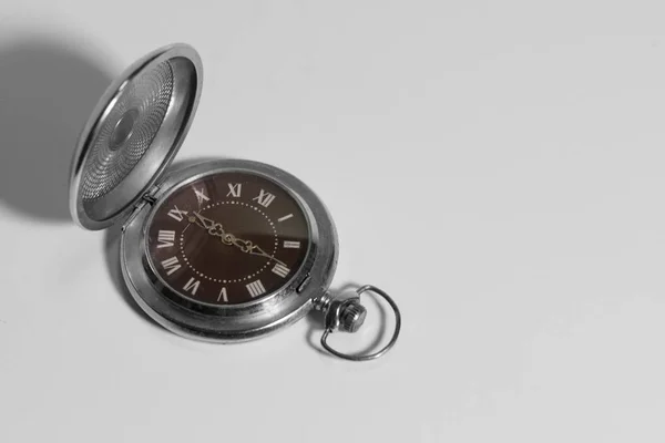 Старые Металлические Часы Белом Фоне — стоковое фото