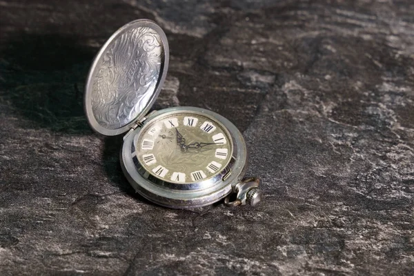 Stary Metalowy Zegarek Kieszonkowy Ciemnym Tle — Zdjęcie stockowe