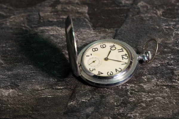 Vieille Montre Poche Métal Sur Fond Sombre — Photo