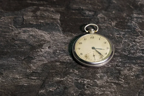 Vieille Montre Poche Métal Sur Fond Sombre — Photo