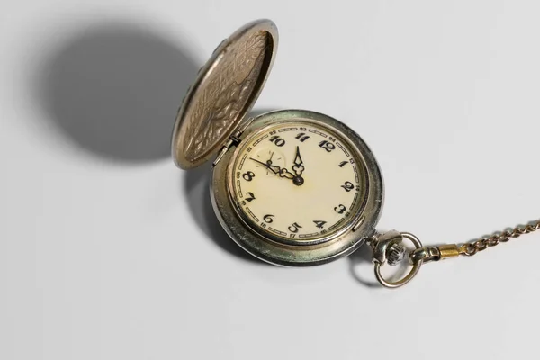 Stary Metalowy Zegarek Kieszonkowy Białym Tle — Zdjęcie stockowe