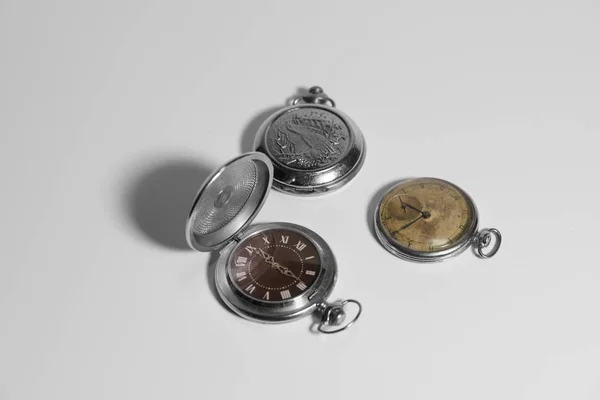 Drie Oude Zakmetalen Horloges Een Witte Achtergrond — Stockfoto