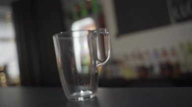 Titreyen ışıkta boş cam deney şişesi