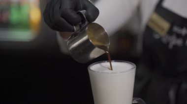 Latte pişiriyorum. Yakın plan. Yavaş çekim