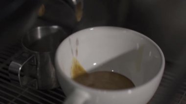 Cappuccino yapıyorum. Kahve makinesinden fincana kahve dolduruyorum. Yavaş çekim