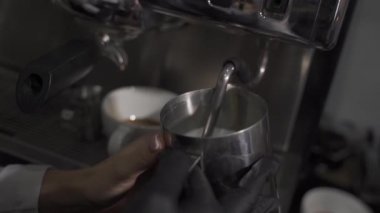 Kahve makinesi kullanarak kapuçino için süt yapmak.. 