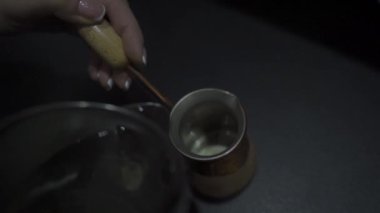 Kahve demliğine su döker. Yavaş çekim