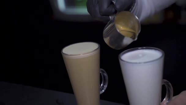 Cocinar Latte Primer Plano Movimiento Lento — Vídeos de Stock