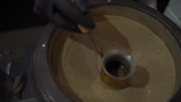 砂の中でコーヒーを作る スローモーション — ストック動画