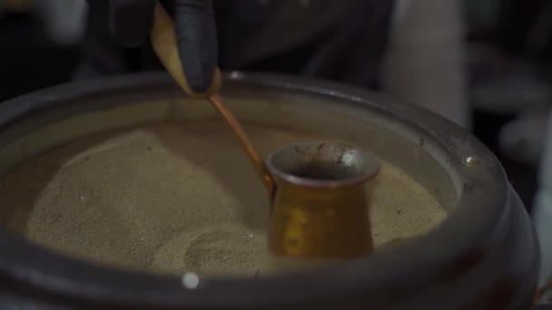 Koffie Zetten Het Zand Langzame Beweging — Stockvideo