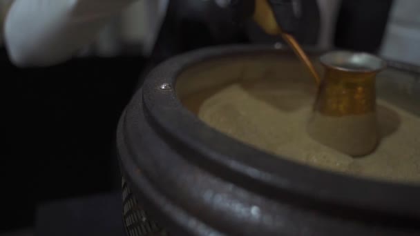 Koffie Zetten Het Zand Langzame Beweging — Stockvideo