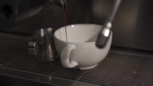 做卡布奇诺 把咖啡机里的咖啡倒入杯子里 慢动作 — 图库视频影像