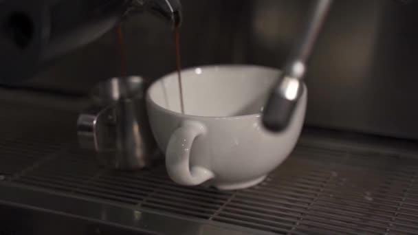 Haciendo Capuchino Verter Café Una Máquina Café Una Taza Movimiento — Vídeo de stock