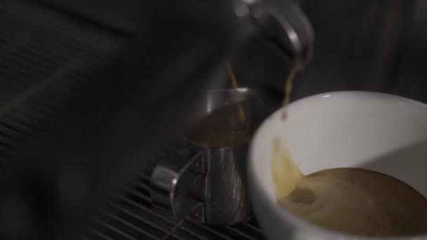 Jag Gör Cappuccino Häll Kaffe Från Kaffemaskin Kopp Långsamma Rörelser — Stockvideo