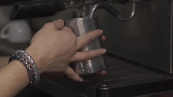 Mit Einer Kaffeemaschine Milch Für Einen Cappuccino Herstellen — Stockvideo