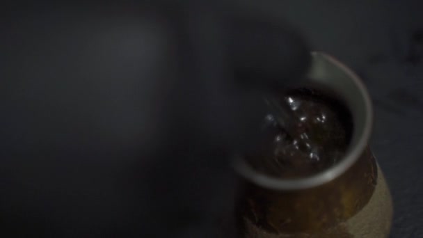 Faire du café dans un Turc de cuivre 