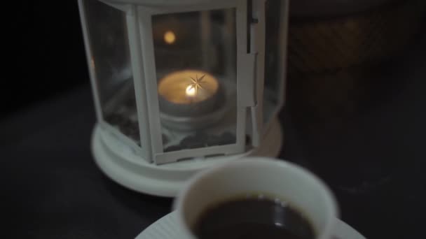 Biały Kubek Gorącą Kawą Tle Jest Latarnia Płonącą Świecą — Wideo stockowe