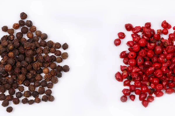 Een Handvol Rode Zwarte Peper Een Witte Achtergrond Isolaat — Stockfoto