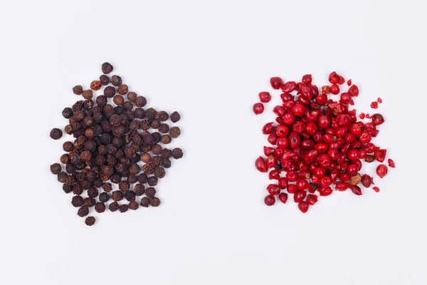 Een Handvol Rode Zwarte Peper Een Witte Achtergrond Isolaat — Stockfoto