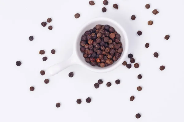 Pimienta Negra Plato Pequeño Sobre Fondo Blanco Aislar — Foto de Stock