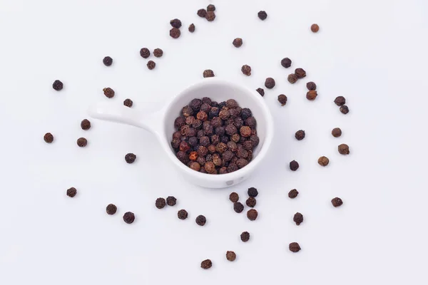 Pimienta Negra Plato Pequeño Sobre Fondo Blanco Aislar — Foto de Stock