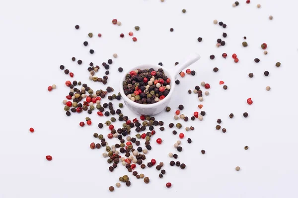 Een Mengsel Van Veelkleurige Peper Een Kleine Schotel Een Witte — Stockfoto