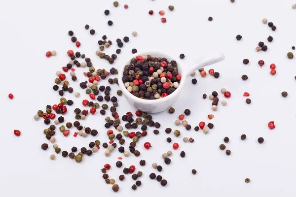 Una Mezcla Pimienta Multicolor Platillo Pequeño Sobre Fondo Blanco Aislar — Foto de Stock