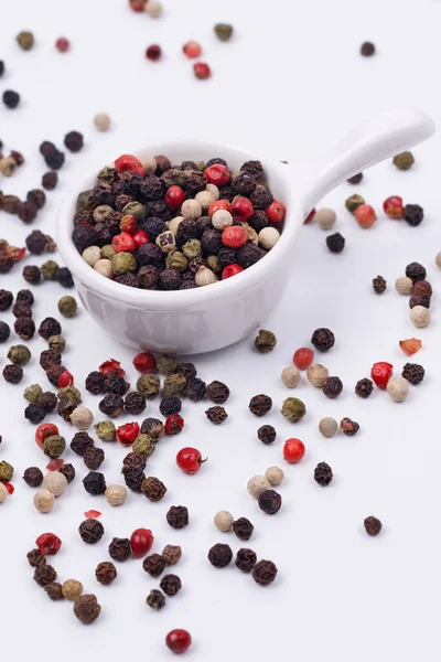 Mélange Poivre Multicolore Dans Une Petite Soucoupe Sur Fond Blanc — Photo