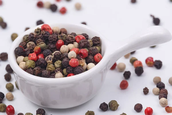 Een Mengsel Van Veelkleurige Peper Een Kleine Schotel Een Witte — Stockfoto