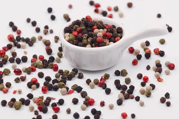 Een Mengsel Van Veelkleurige Peper Een Kleine Schotel Een Witte — Stockfoto