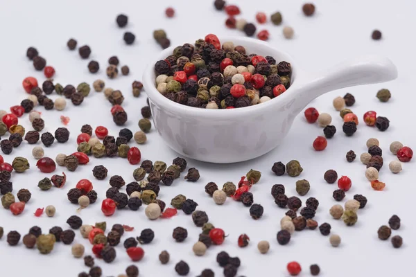 Een Mengsel Van Veelkleurige Peper Een Kleine Schotel Een Witte — Stockfoto