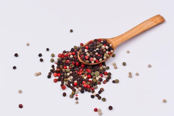 Een Mengsel Van Veelkleurige Peper Een Houten Lepel Een Witte — Stockfoto