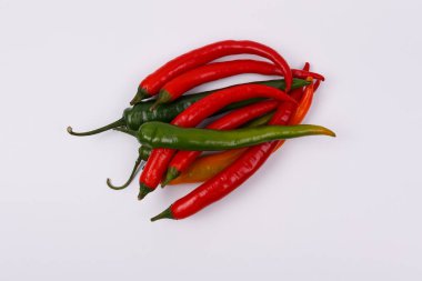 Kırmızı ve yeşil biber beyaz arka planda izole edilmiş. Acı biber kesme yolu. Grup biberleri.